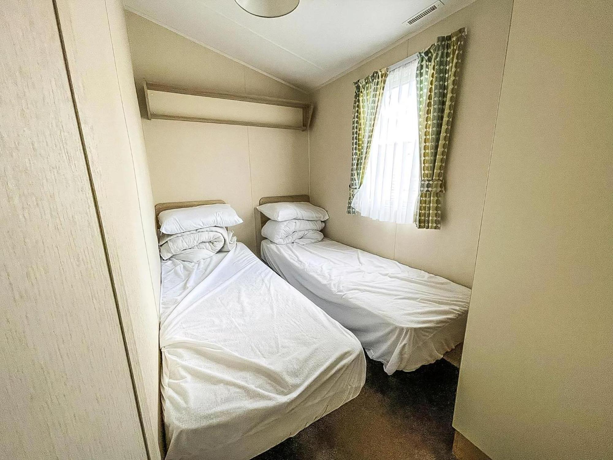 Great 6 Berth Caravan Nearby The Beach In Walton-On-The-Naze Ref 17181X Bagian luar foto